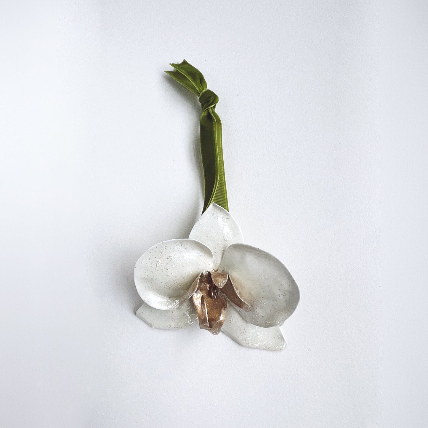 Orchid Ornament - White/Gold